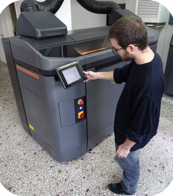 Εικόνα που δείχνει το χειρισμό εκτυπωτή τεχνολογίας MJF